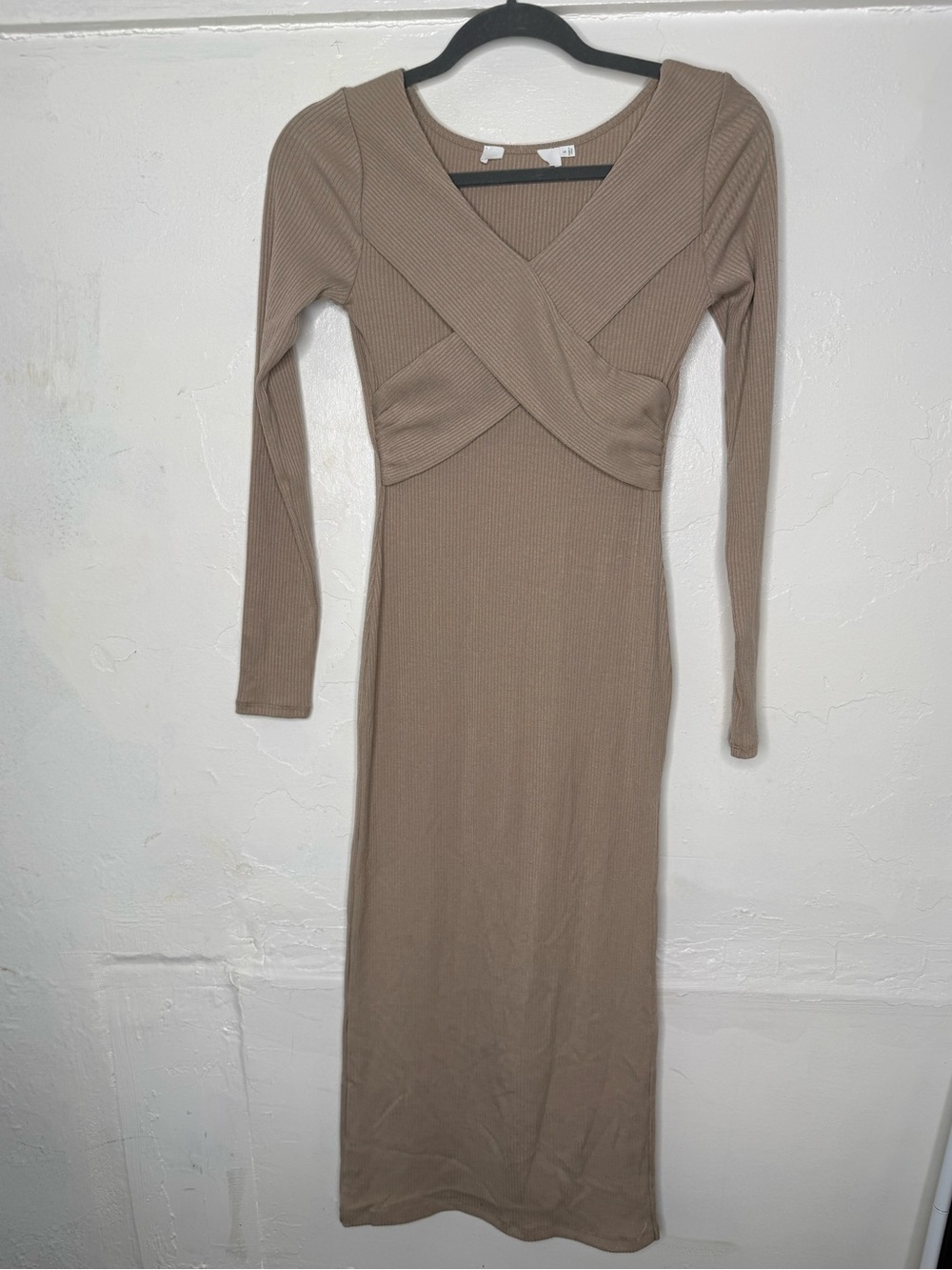 ASTR Long Sleeve V-Back Ribbed Midi Dress in Light Beige NEW Size Small Cross - Picture 9 of 10